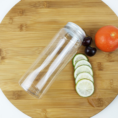 le bottiglie vuote del contenitore 0.5L con dei cappucci commestibile l'acqua dei contenitori di bevanda