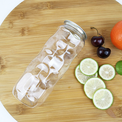 Barattoli di plastica vuoti delle bottiglie da 0,5 litri con i succhi pressati a freddo della copertura facile di tirata