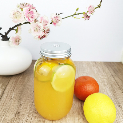 Bevande barattoli di plastica di stoccaggio di 0,5 litri con i cappucci chiari intorno a Juice Containers